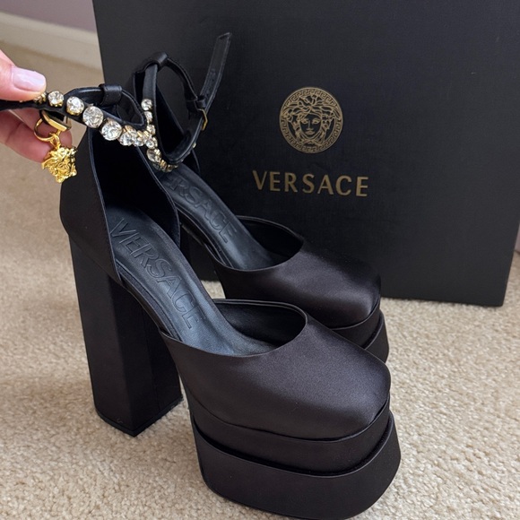 Shoes - Picture 1 of 7